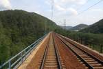 Vor dem Ostportal des Loucsky Tunnel wird im Strecken-Km 34,4 der KBS-Strecke 250 (Brno - Havlíčkův Brod) mit diesem Viadukt die Loucka überquert.