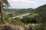 Zwischen der Haltestelle Dolni Louck und dem Westportal des Loucsky Tunnel wird im Strecken-Km 35,6 der KBS-Strecke 250 (Brno - Havlíčkův Brod) mit der 300m langen und 30m hohen