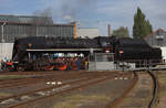 475 179 mit dem Tender auf der Drehscheibe in Ceska Lipa. 08.09.2019 10:17 Uhr.
Standort des Fotografen im aufgelassenen Teile  des BW, Tele Aufnahme. Das 4 Gleis von links, von der Drehscheibe abgehend, ist ein Stumpfgleis, hinter dem Prellbock Standort des Fotografen.