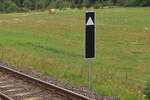 Station Frantiskovy Lazne Aquaforumam am 27. Juli 2026 steht ein Formsignal in Richtung Frantiskovy Lazne</p>
</p>* Das abgebildete Objekt ist ein Eisenbahnsignal, genauer gesagt Warnungssignal, es handelt sich um ein vertikales, rechteckiges Schild mit wei�em Rand.
</p>Im oberen Bereich befindet sich ein nach oben zeigendes, wei�es Dreieck auf schwarzem Grund. <br /> 
Solche Signale werden verwendet, um Zugf�hrer unter andren vor einer bevorstehenden Gefahr zu warnen. 
