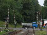 Eine handbediente Bahnbergang und ein Flgelsignal bei Bahnhof Dvůr Krlov nad Labem am 4-8-2011.