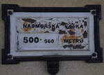 Fr�her gab es an vielen Bahnhofsgeb�uden H�henmarken, hier in Jablonec.