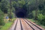 Im Strecken-Km 35,2 der KBS-Strecke 250 (Brno - Havlíčkův Brod) befindet sich das Westportal des Loucsky Tunnel. Bild vom 24.August 2019.