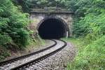 Unweit der Haltestelle Radostice liegt das Südportal des 85 m langen Maly Prsticky Tunnel.