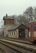 In  Křinec , nahe Nymburk, an der Strecke Jicin-Nymburk findet sich dieses Wasserhaus mit einem einständigem Lokschuppen.25.01.2020 12:13 Uhr.