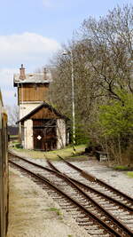 ein kleiner Lokschuppen und ein Wasserhaus an der Strecke  Nymburk Jičín.