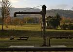 Ein eher  reichsbahntypischer   Wasserkran in Zlaté Hory - steht auf einem nagelneuem Betonfundament. 21.10.2021 08:29 Uhr.