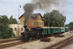 CSD 310 093 (CZ-CD 90 54 3100 093-4) fährt am 29.Juli 2018 mit dem Sonderzug von Telc nach Slavonice aus dem Bahnhof Dacice.