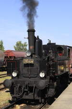 Leise vor sich hin räuchernd wartet 310 0134 in Turnov auf die Abfahrt nach Rovensko pod Troskami (deutsch Rowensko bei Turnau). An Sonnabend und Sonntagen ist der Sonderzug fast regelmäßig unterwegs.Neben 3 Personenwagen , einer fungiert als  Bordbistro  ist ein gedeckter Güterwagen eingestellt in welchen eine Puppenbühne zur Freude der Kinder ein kurzes Stück aufführt.
08.07.2023 09:49 Uhr.