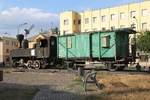 Vor dem Bahnhof Prerov ist die CSD 310 0102 gemeinsam mit dem CSD D6-0058 als Denkmal aufgestellt.