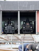 310 006 und 403 303 im Lokschuppen Eisenbahnmuseum Jaroměř (deutsch Jermer, auch Jaromir)   Im Vordergrund wird die Drehscheibe gewartet.