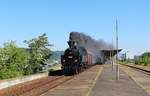 354 195 fuhr am 27.05.17 von Praha-Braník nach Dobříš. Hier ist der Zug in Praha-Modřany zu sehen. Am Zugschluss war T478 1008.