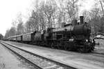 Die Dampflokomotive 354 7152 vor einem Personenzug Anfang April 2018 im Eisenbahnmuseum Lužná u Rakovníka.