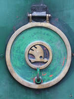 Skoda-Emblem auf dem Deckel des Dampfzylinders der 387 043.