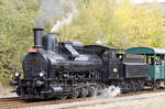 410 096 bespannt nun einen kurzen Pendelzug aus dem Železniční muzeum Českých drah Lužná u Rakovníka und dem Bahnhof Rakovnik 28.10.2012  13:17 Uhr.