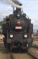 423 009 hat ein kurzes Verschnaufpäuschen, bevor sie wieder unzählige Besucher des Eisenbahnfestes in Hradec Kralove zur Besichtigung einlädt.