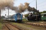 Os 7169 (Usti nad Orlici - Lichkov) mit dem CD 50 54 80-30 016-7 Bfhpvee als erstes Fahrzeug fährt am 21.Juli 2018 in den Bahnhof Letohrad ein während die CSD 433 001 (CZ-CD 90 54 3 991 007-6) mit dem Os 20016 (Hanusovice - Ceska Trebova) die Kreuzung abwartet.