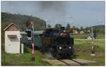 433 001 kurz nach der Ausfahrt aus Zlatá Koruna (rechts von der Lok zu sehen) mit ihrem Sonderzug OS 28863 von Budweis nach Krumau an der Moldau am 22.9.2018.