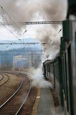 CSD 433 002 (UIC-Nr. CZ-CD 90 54 4330 002-5) mit dem Os 10801 (Valasske Mezirici - Valasske Klobouky) am 01.Dezember 2018 im Bahnhof Valasska Polanka.