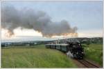 Unter dem Motto  Mit dem nostalgischen Zug die Nachbarn kennenlernen  gab es am 1.6.2013 einen Sonderzug von  Znojmo (Znaim) ber Retz nach Dorsendorf, welcher mit  CSD 433.001 aus Brno (Brnn) bespannt war. Die Aufnahme zeigt den Sonderzug, der ab Retz als R 16980 gefhrt wurde, in den Weinbergen mit Blick Retz.