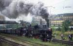 Zwei Oldies mit Volldampf! Tenderlok 423094 und Schlepptender Lok 4342186 machen   im Bahnhof Prag Smichov mächtig Dampf, um ihren Sonderzug am 2.9.1995 wieder in Fahrt zu bringen.