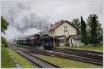 464 008 am 7.8.2010 mit  unserem  Fotozug von Ceskey Krumov nach Kajov bei der Ausfahrt aus Ceskey Krumlov.