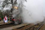 Nikolaus und CSD 464 202 (CD 90 54 4642 002-8) am 02.Dezember 2018 im Bahnhof Bohunovice.