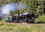 Unter dem Motto  Mit der Eisenbahn auf den Spuren Karl IV.  fuhren am 19.09.20 Sonderzüge zwischen Hřebeny und Kraslice. Hier zu sehen 475 111 mit T435 1045 bei Olovi.