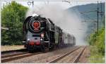 52.7596 der EF Zollernbahn mit dem Sonderzug von Stuttgart nach Lun u Rakovnka am 15.6.2012, ab Cheb mit 475 179 als Vorspann bei der Durchfahrt in  Mlkov.