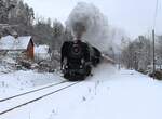475 111 fuhr am 02.12.23 von Sokolov nach Kraslice und zurück. Hier ist der Zug bei der kraftvollen Ausfahrt in Olovi zu sehen. Am Zugschluss war 745 703. Endlich gab es dort auch mal Schnee.