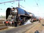 Portrait der 475 111 bei bestem Fotolicht im Bahnhof Chomutov am 18.02.2007. Die Maschine gehrt dem Iron Monument Club Plzeň. 