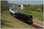 475.101 mit einem Sonderzug von Brno nach Lednice am 6.5.2011 bei der Durchfahrt in Hruovany nad Jeviovkou.