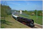 475.101 mit einem SDZ von BRNO nach LEDNICE; hier in Hrusovany nad Jevisovkou, 7.5.2011