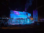  Papousek  BR 477 auf der Drehscheibe in Luzna, blau angestrahlt zur Nachtschau.
21.09.2919  21.27 Uhr.