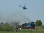 Action auf der Dampflok-Parade: Die tschechische 477.043, gefolgt von weiteren polnischen Dampfloks - und verfolgt von Hubschrauber SP-GPW, Typ Robinson R-44 Raven II