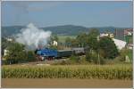 CSD 477 043 mit unserem GEG Fotozug Z 19052 von Ried im Innkreis ber den Hausruck nach Ampflwang am 28.9.2013 bei der Ausfahrt aus Ottnang-Wolfsegg.