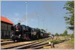 ‎555.0153 und 555.3008 mit dem Gterzug 65690 von Nucice nach Rudn u Prahy am 16.6.2012 bei der Einfahrt in Rudn.