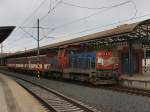 Die 714 012 mit einem Os am 04.04.2010 bei der Ausfahrt aus Praha Hbf.