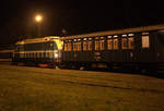 Eine Lok vom Typ  435.0 mit dem letzten Zug nach Rakovnik im Bahnhof Luzna u Rakovnika.21.09.2019 22:11 Uhr.