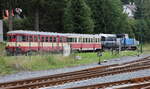 Abgestellt in Kořenov , Beiwagen und 2 Diesellokomotiven.