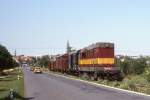 Auch am 30.6.1992 war 720059 Stammlok für den Güterzugdienst auf der Nebenstrecke von Caslav nach Tremosnice. Nach Verlassen der Stadt Caslav führt die Strecke direkt an der Straße entlang. Im Hintergrund ist die Stadt Caslav zu erkennen.