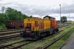 Vom Zug aus wurde am 13 Mai 2012 in Kladno KDS 730 613 fotografiert. Sie tragt noch den Sauer-Farben, hat schon ein kleine KDS-Aufkleber bekommren.