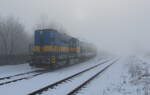 Dichter Nebel in Brniste als die Werkslok 740 823 mit Zwiebelwagen in den Bahnhof ein fuhr.