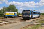 Brotbüchse 810590-0 steht hier am 7.6.2024 um 14.53 Uhr abfahrbereit im Bahnhof Blatno u Jesenice nach Bezov nad Teplou. Dahinter rangiert die GKW Praha 740508-7 einen Bauzug.