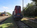 In Trhov� �těp�nov , ein kurzer Ganzzug  mit Schwenkdachwagen, gef�hrt von 740 545-9.
Links im Bild sieht man einen schon fast verschrotteten TW der slovakischen Staatsbahn, Baureihe
810, 19.09.2026  gegen 12:20 Uhr.