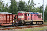Die vom Unternehmen TSS betriebene Rangierlok 742 533-3 schiebt am 11.08.2021 einen gemischten Güterzug in den Bahnhof Nove Sedlo u Lokte, an der Spitze war übrigens eine weitere 742, die aber der CD gehörte