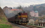 PN 52561 mit 742 419 bei der Einfahrt nach Becov nad Tepla mit dem dortigem Schloss im Hintergrund.