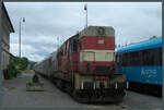 Am 27.05.2022 weilt 742 383-3 der ČD mit dem Revolution Train in Rakovník.