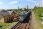 R von Cheb nach Prag mit der 363 110 passiert gerade den Bahnhof in Nebanice     Auf dem Anschlussgleis zum Getreidesilo steht der Transistor 724 114 mit Getreidewagen, welche von dem Silo im