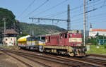 742 332 schleppte am 12.06.19 einen kurzen Güterzug und 753 301 vom Rangierbahnhof Decin-vychod kommend durch den Bahnhof Decin.